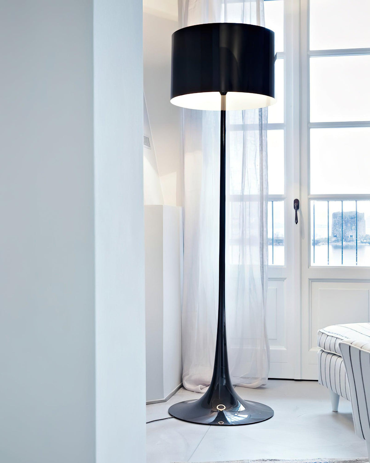 Riveette lampa stojąca