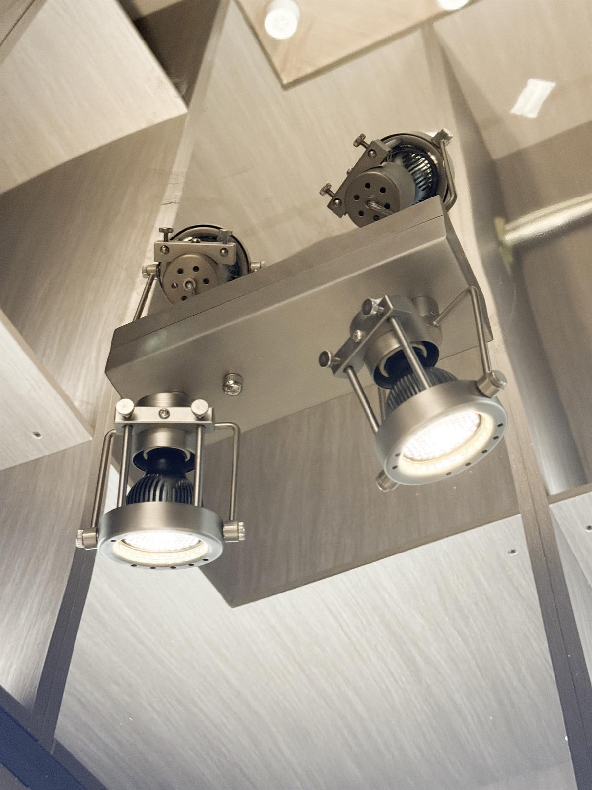 Caldor liniowa lampa sufitowa z punktami świetlnymi