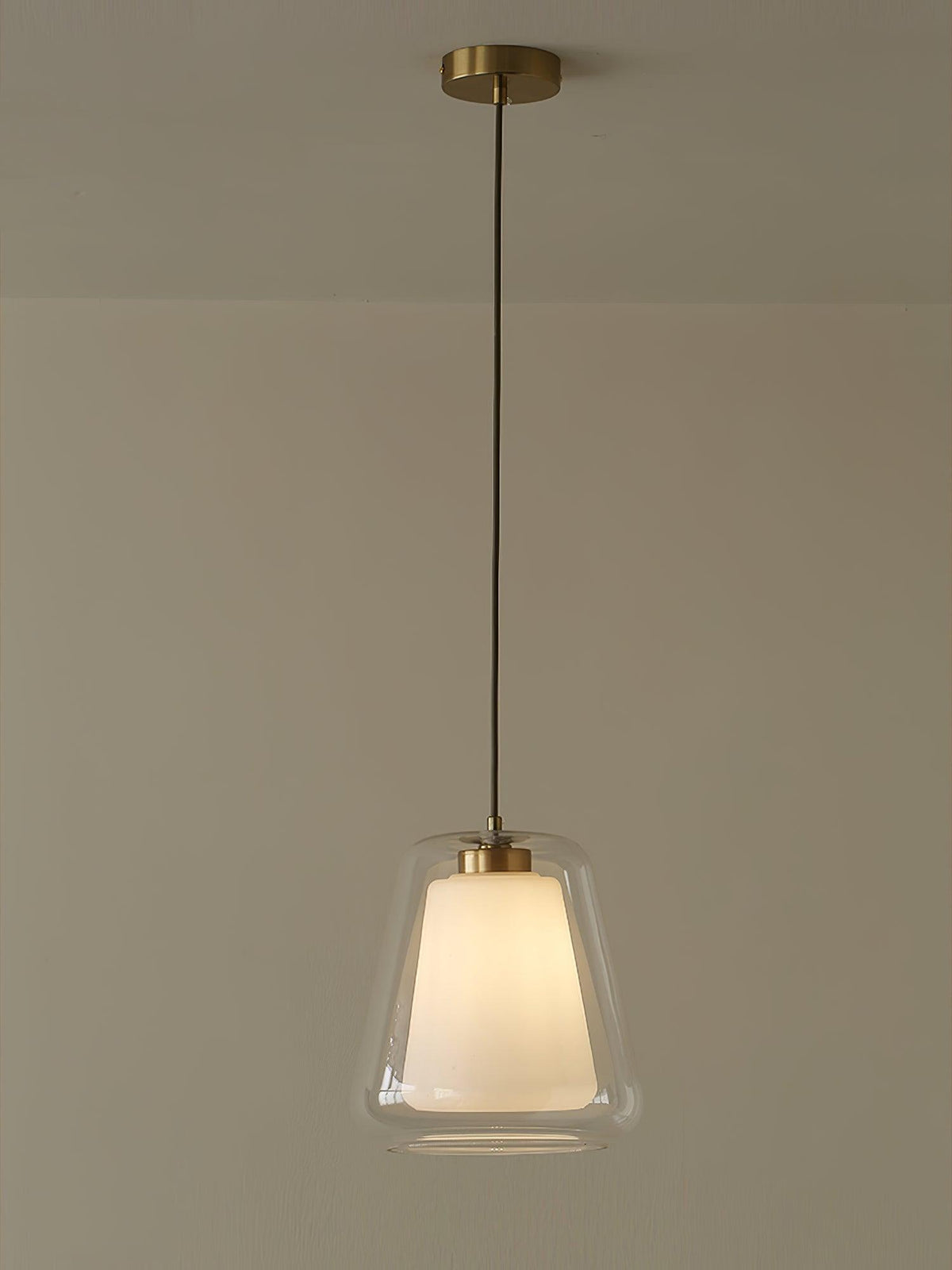 Ate złota lampa wisząca w stylu nowoczesnym