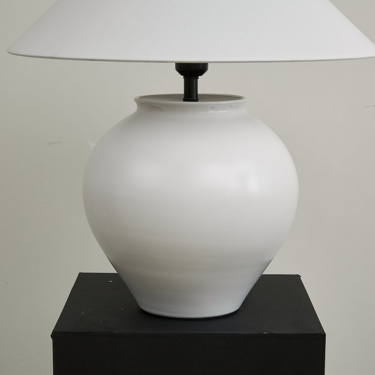Serinina klasyczna lampa stołowa z płótna