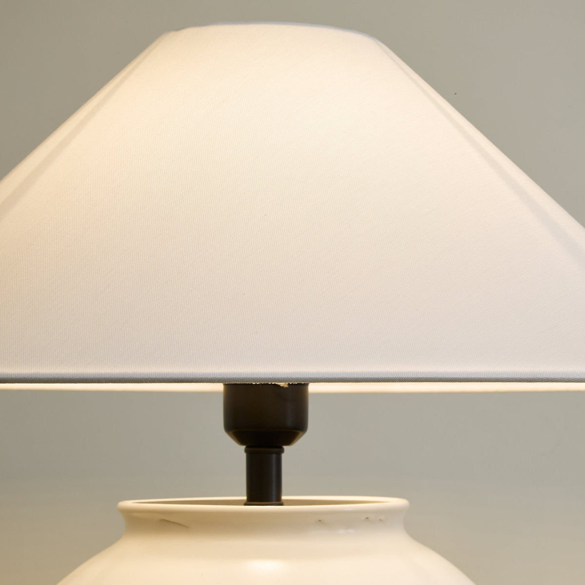 Serinina klasyczna lampa stołowa z płótna