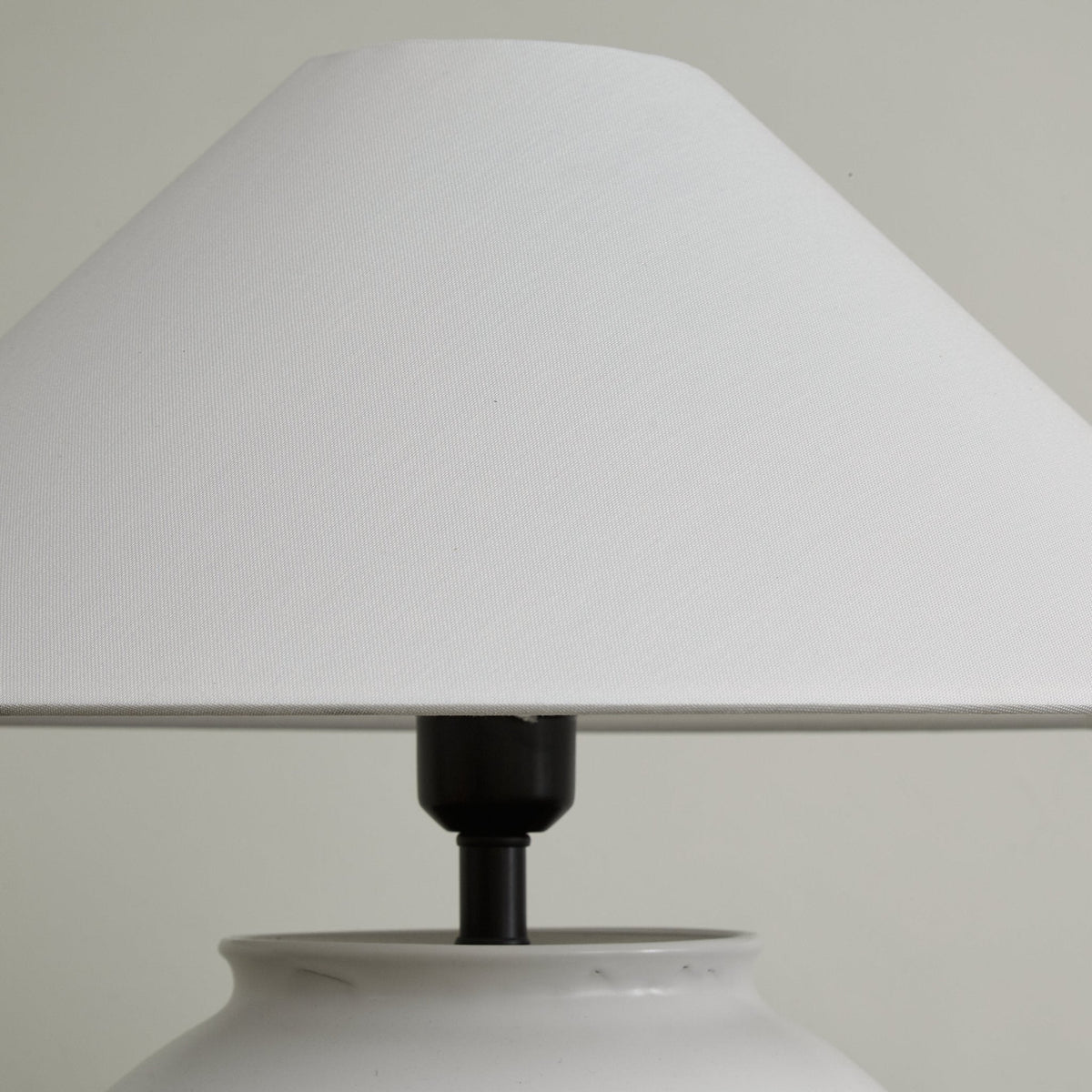 Serinina klasyczna lampa stołowa z płótna