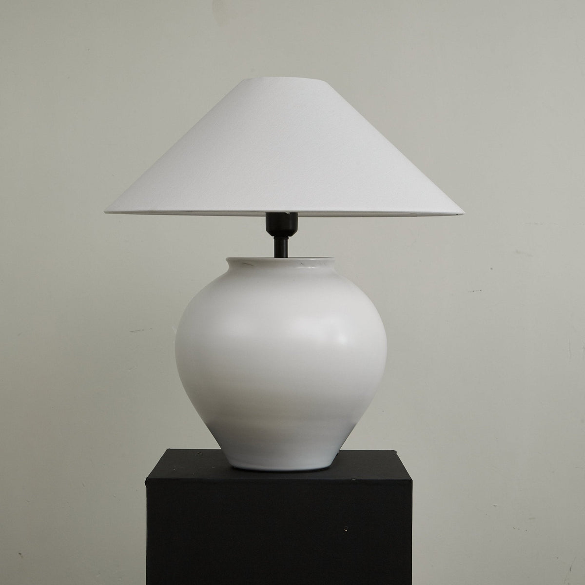 Serinina klasyczna lampa stołowa z płótna