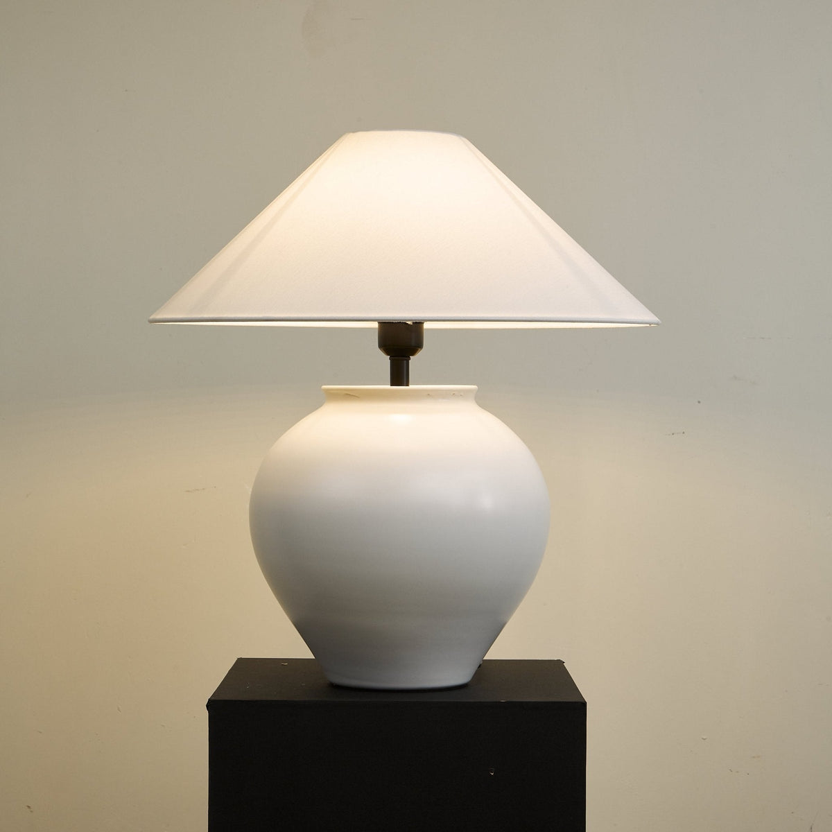Serinina klasyczna lampa stołowa z płótna