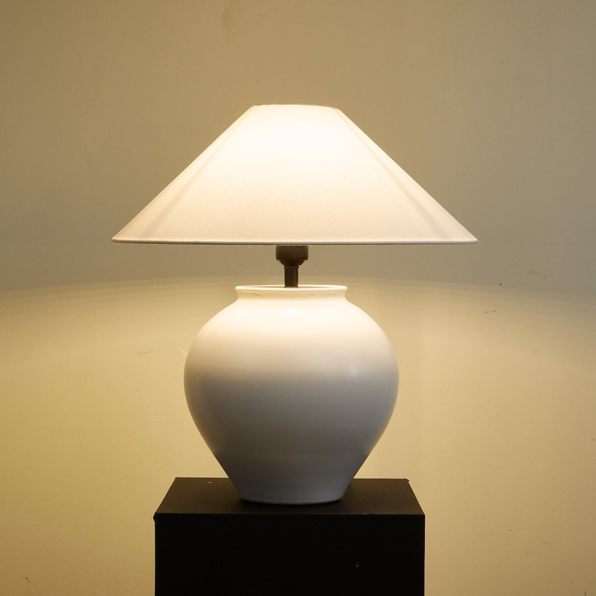 Serinina klasyczna lampa stołowa z płótna