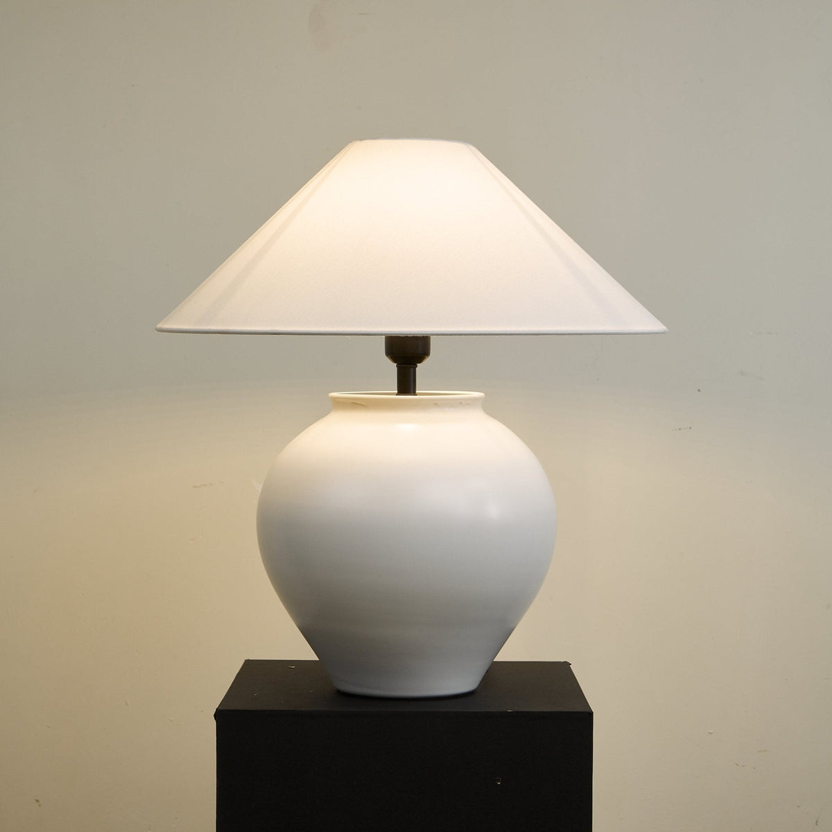 Serinina klasyczna lampa stołowa z płótna