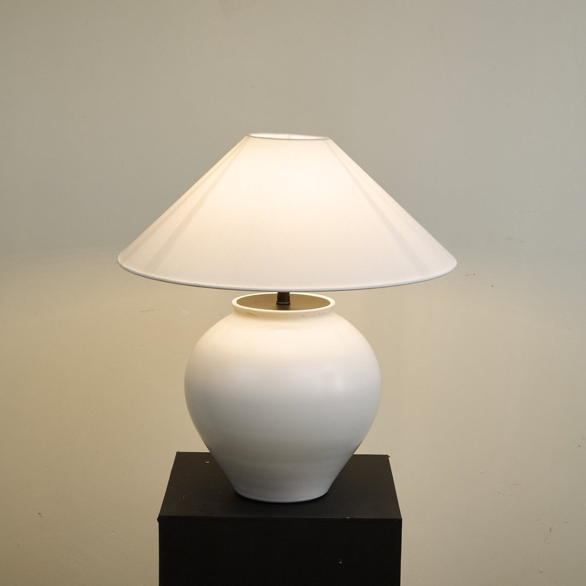 Serinina klasyczna lampa stołowa z płótna