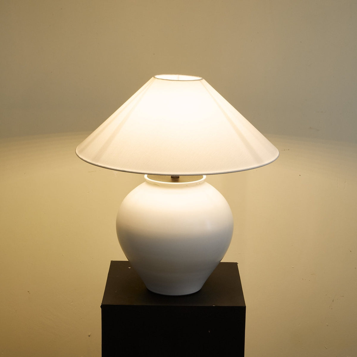 Serinina klasyczna lampa stołowa z płótna