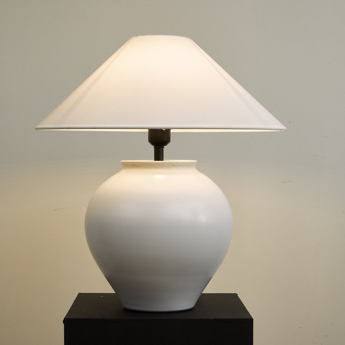 Serinina klasyczna lampa stołowa z płótna