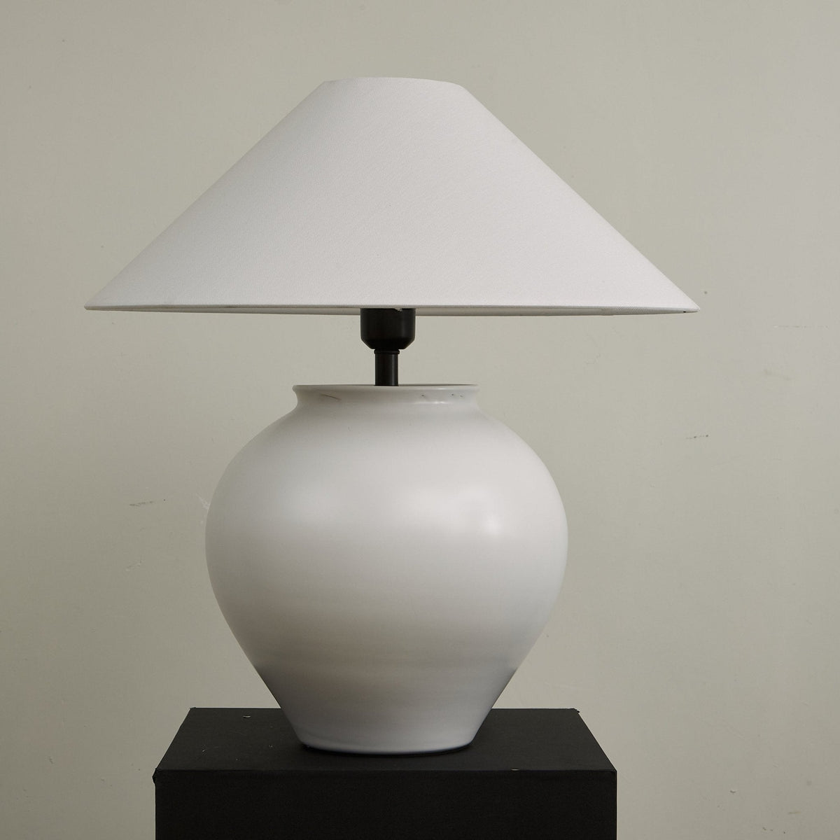 Serinina klasyczna lampa stołowa z płótna