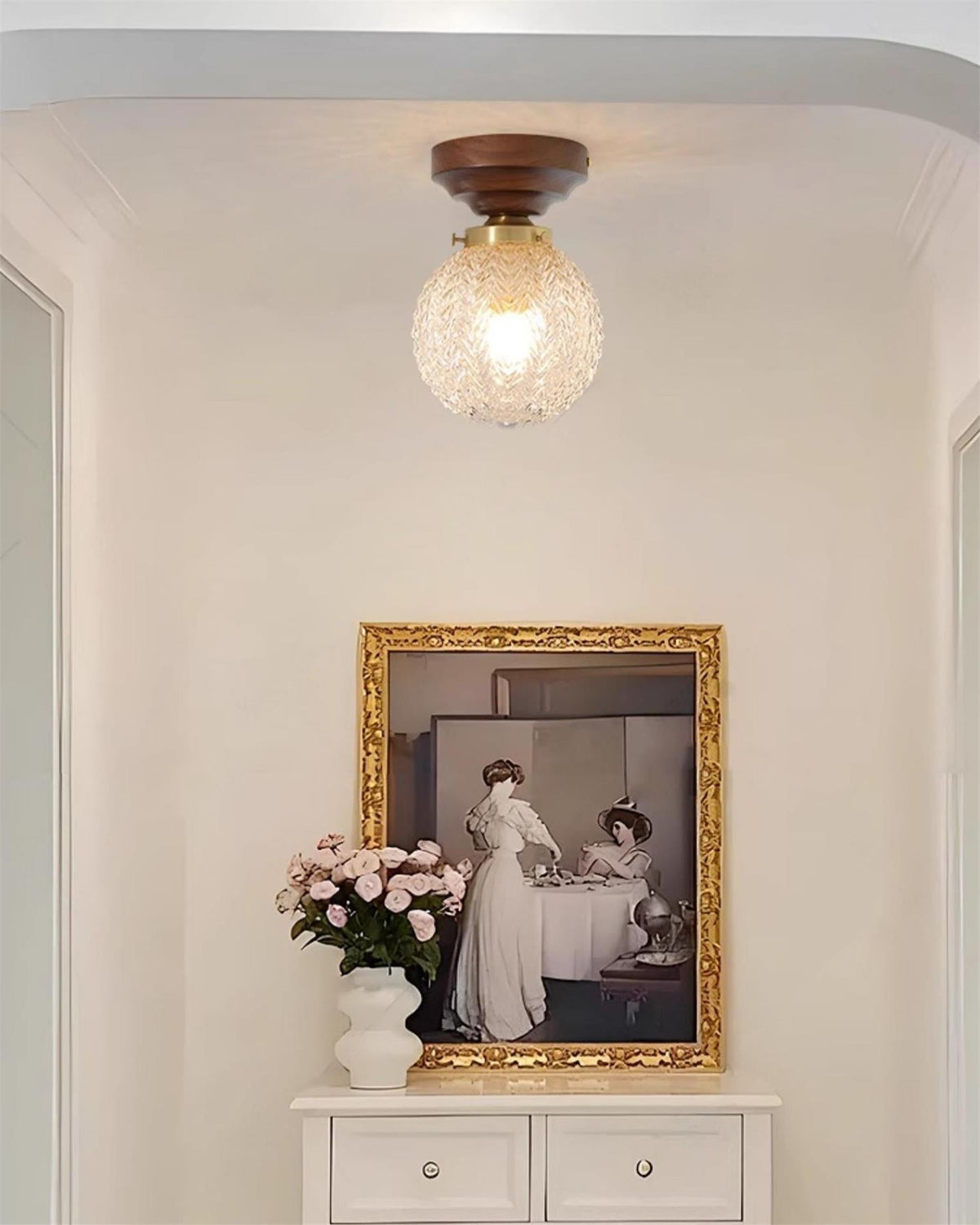 Lampa sufitowa kulista ze szkła przezroczystego, drewna orzechowego i rozetą miedzianą