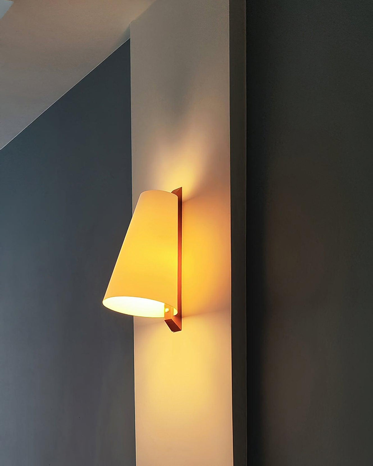 Miriam nowoczesna minimalistyczna kinkietowa lampa z tworzywa sztucznego