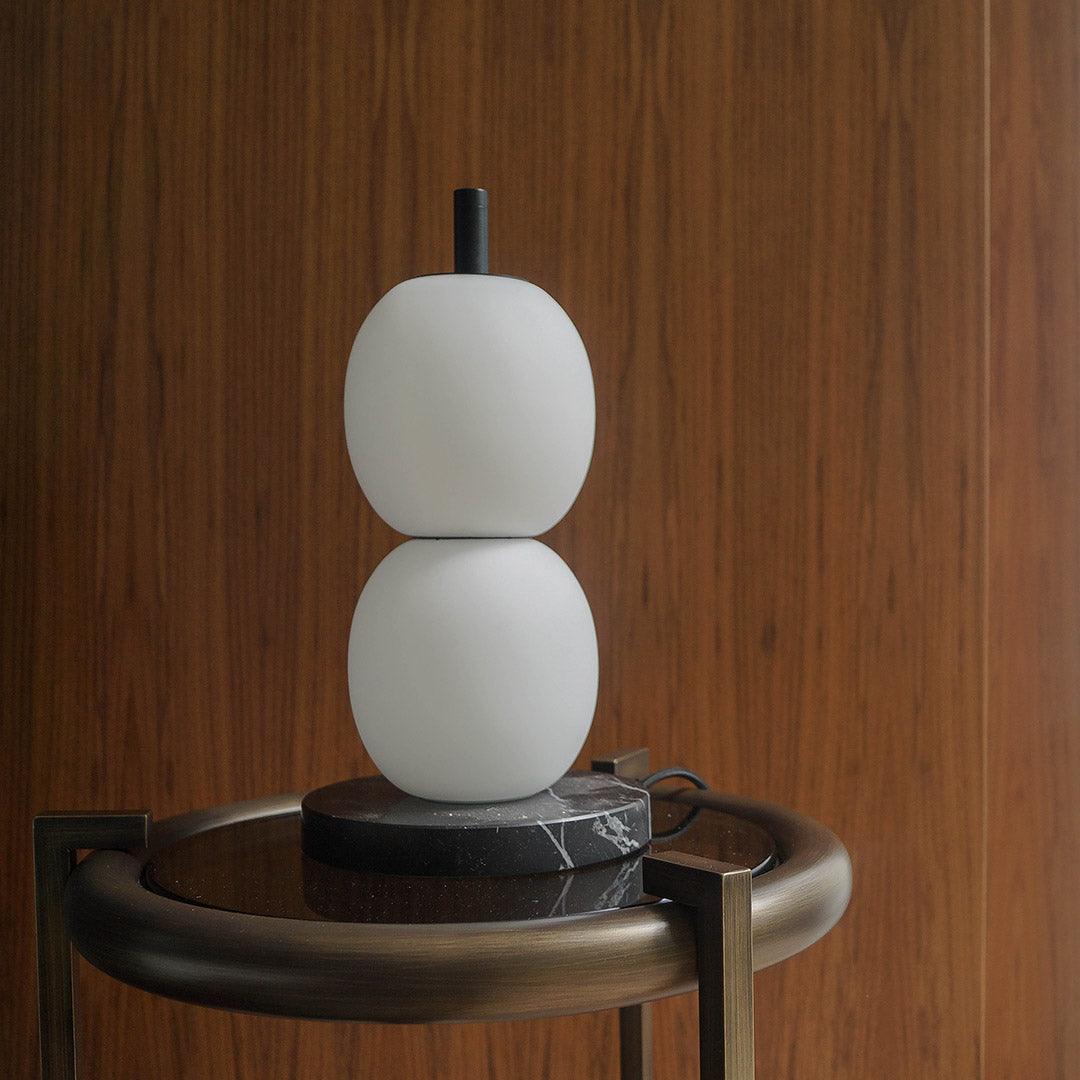 Olive nowoczesna lampa stołowa z marmuru