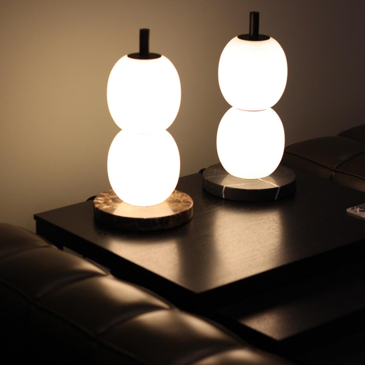 Olive nowoczesna lampa stołowa z marmuru