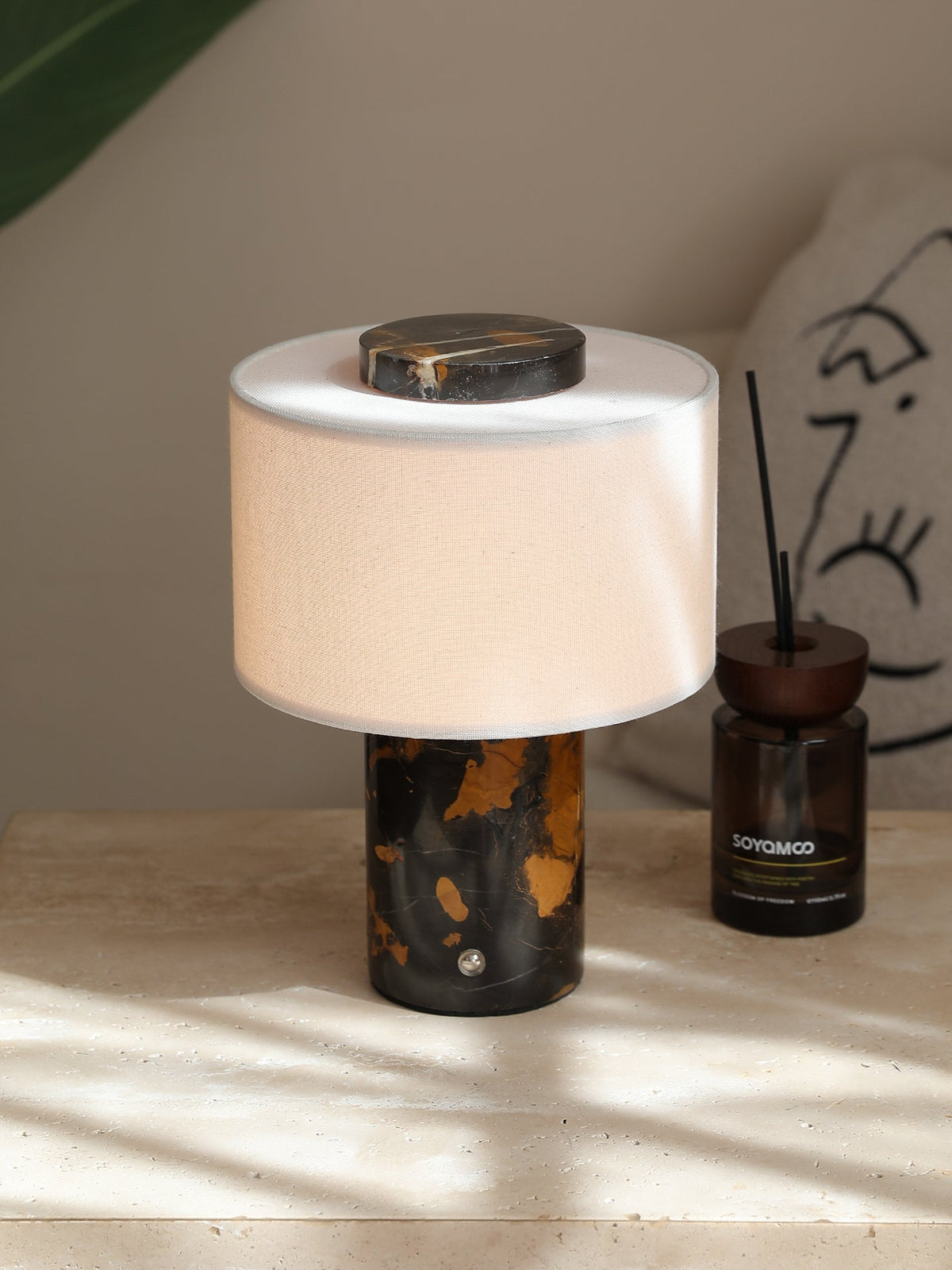 Kalwy cylindryczna lampa stołowa z travertynu w kolorze żółtym