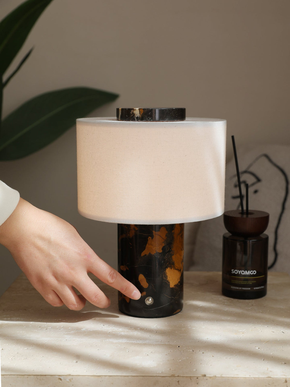 Kalwy cylindryczna lampa stołowa z travertynu w kolorze żółtym