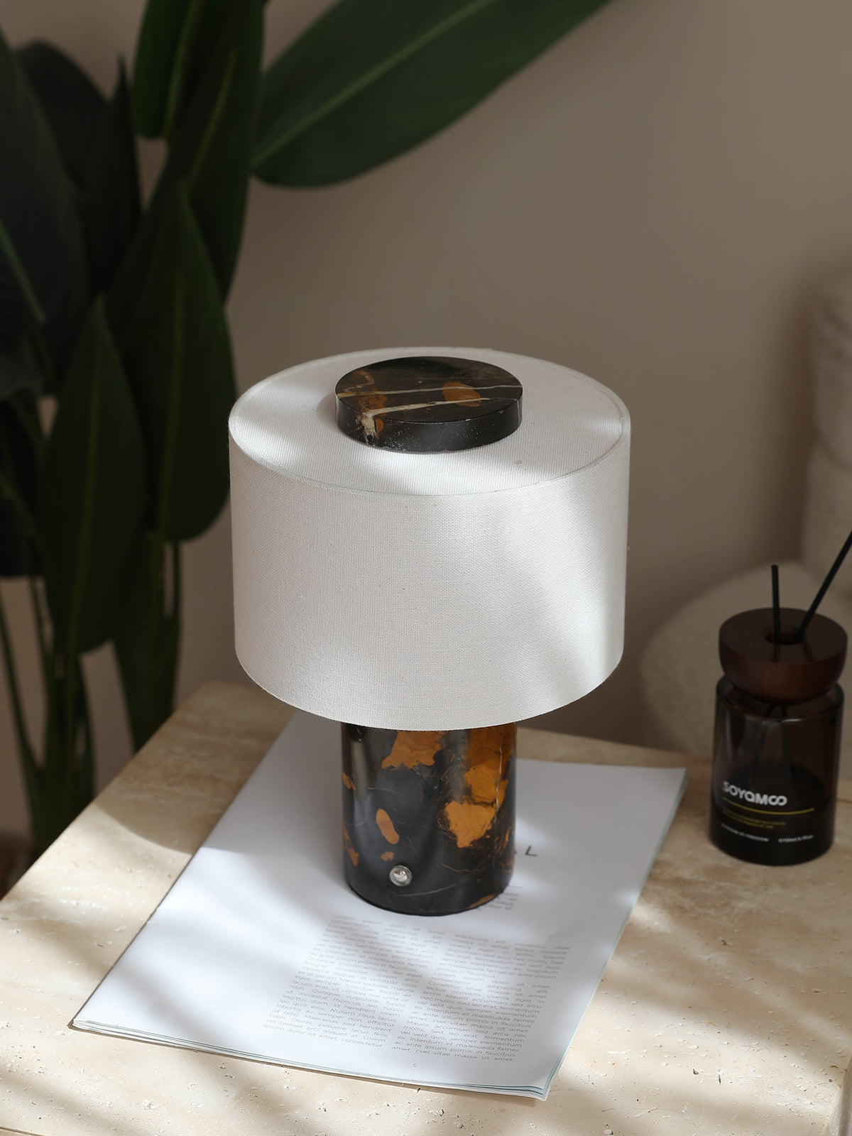 Kalwy cylindryczna lampa stołowa z travertynu w kolorze żółtym