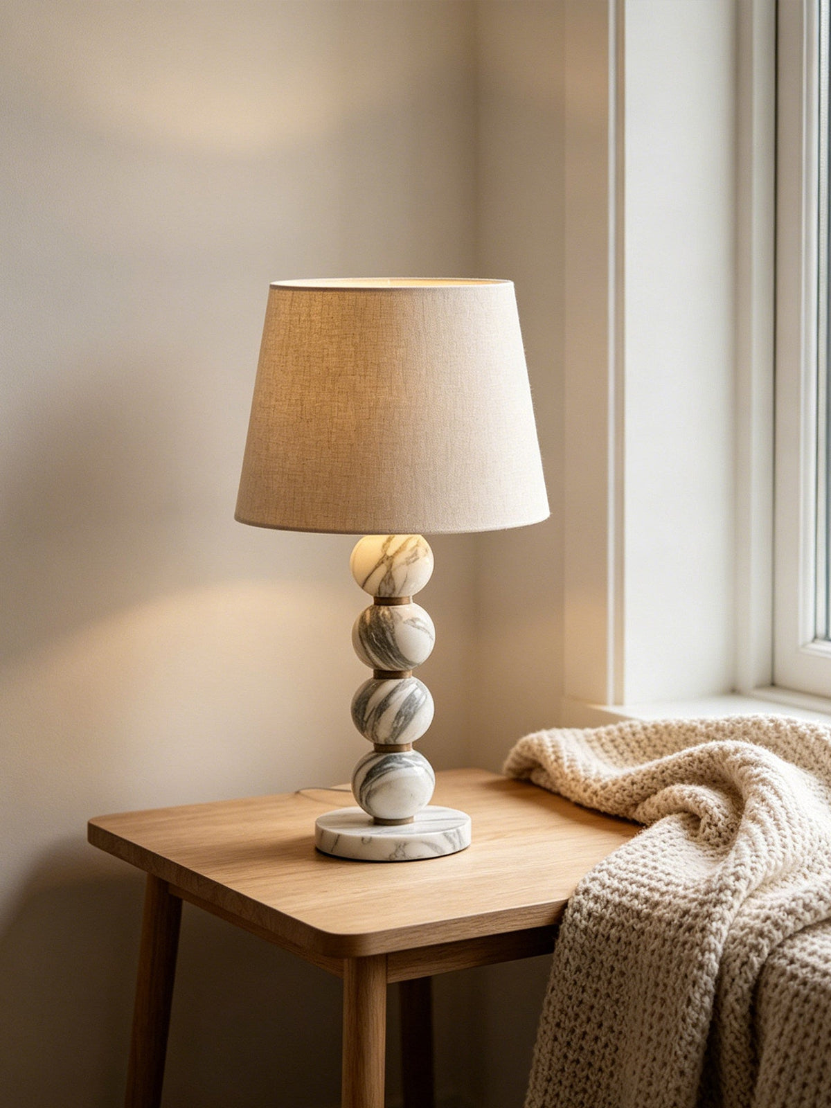 Lampa stołowa Avrielle ze sferycznej kuli marmurowej