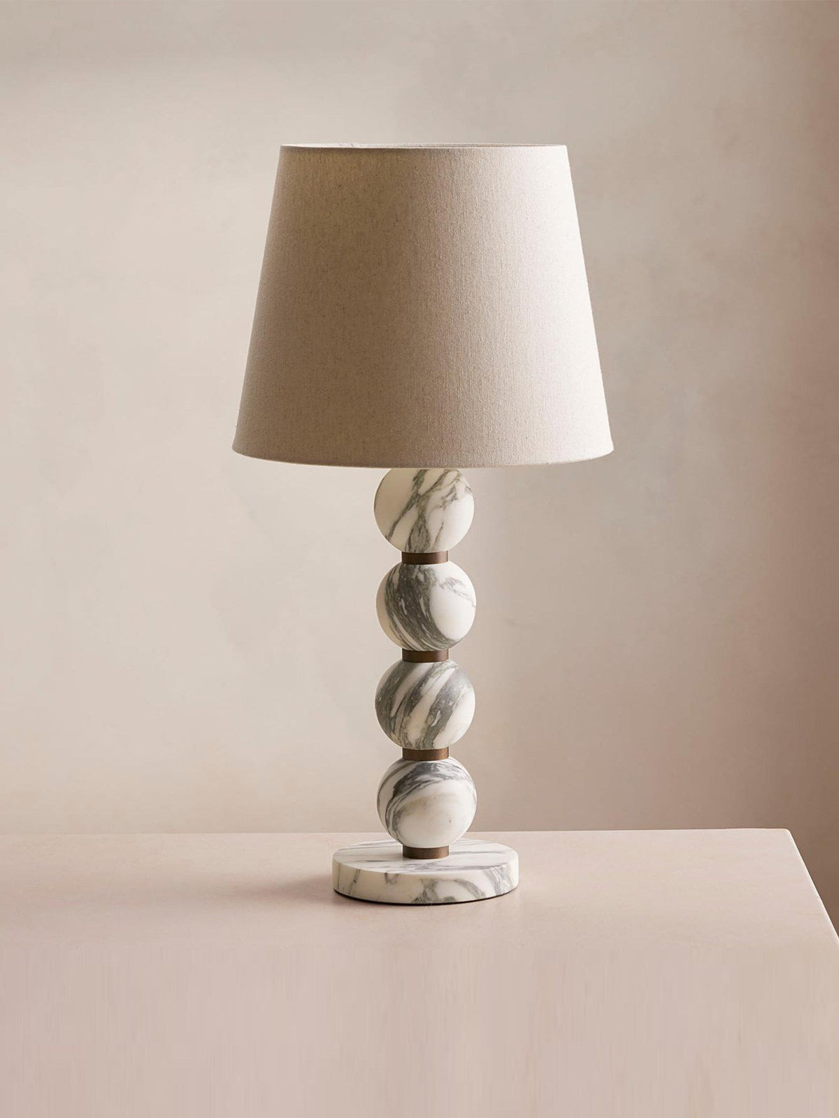 Lampa stołowa Avrielle ze sferycznej kuli marmurowej
