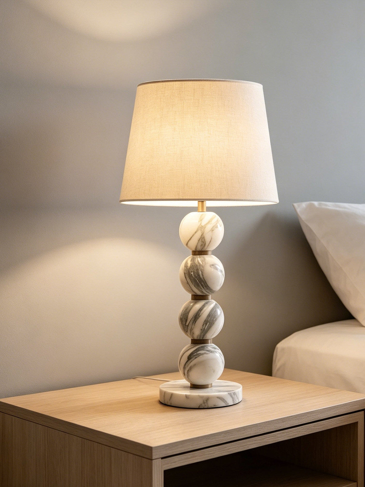 Lampa stołowa Avrielle ze sferycznej kuli marmurowej