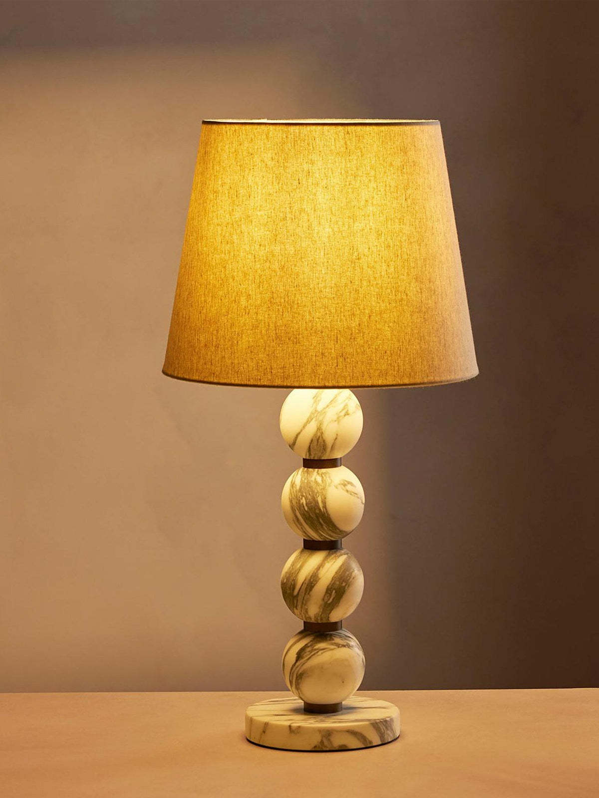 Lampa stołowa Avrielle ze sferycznej kuli marmurowej