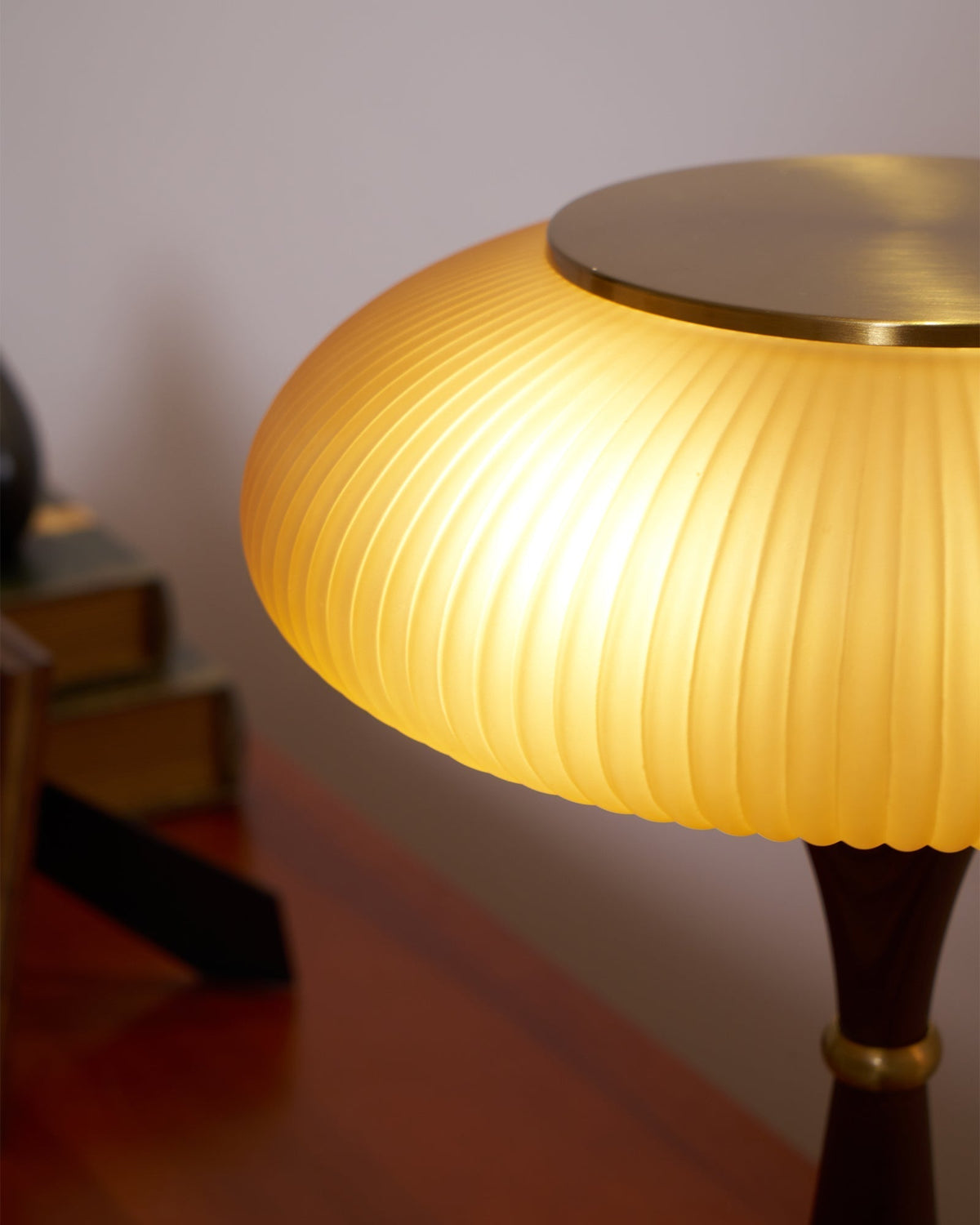 Lampa stołowa Vevelo drewniana retro