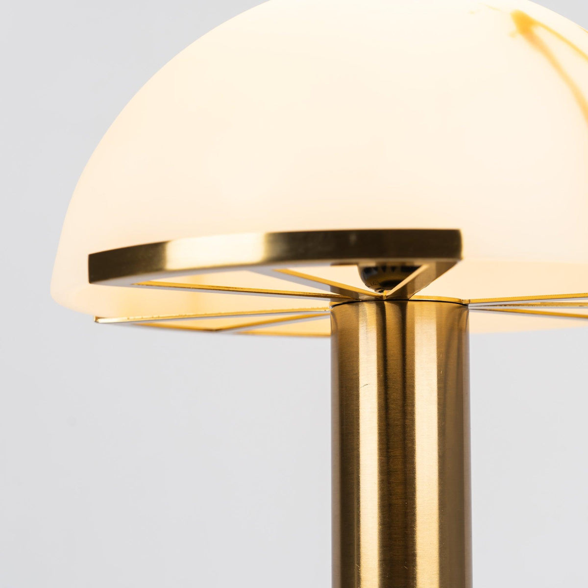 Keir lampa stołowa z alabastrem