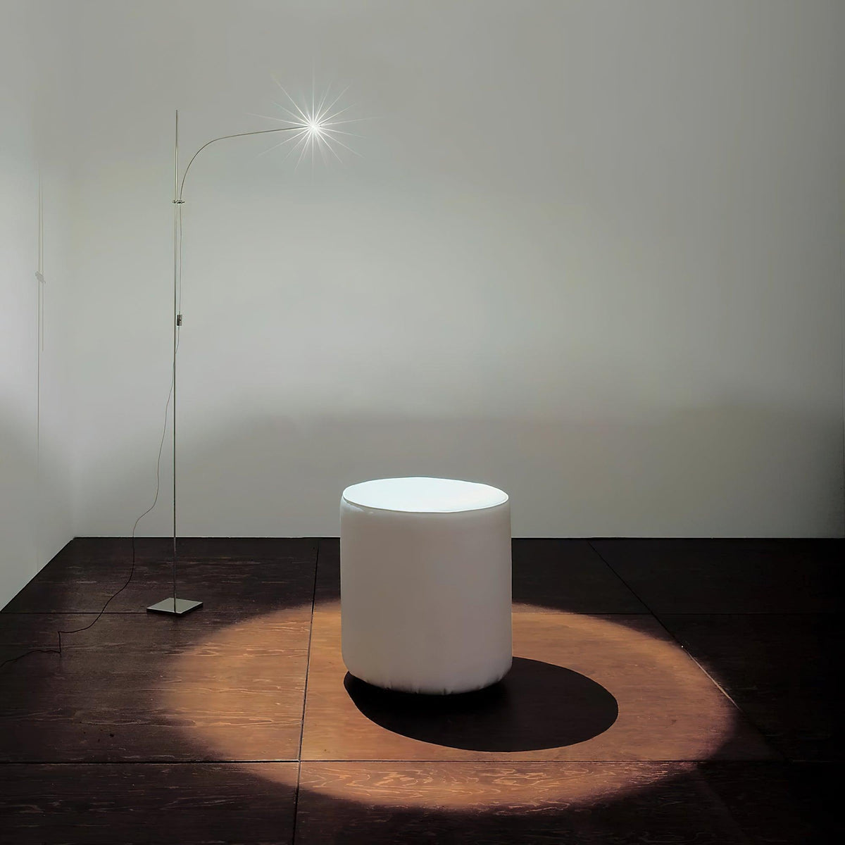 Zevenil minimalistyczna lampa stojąca