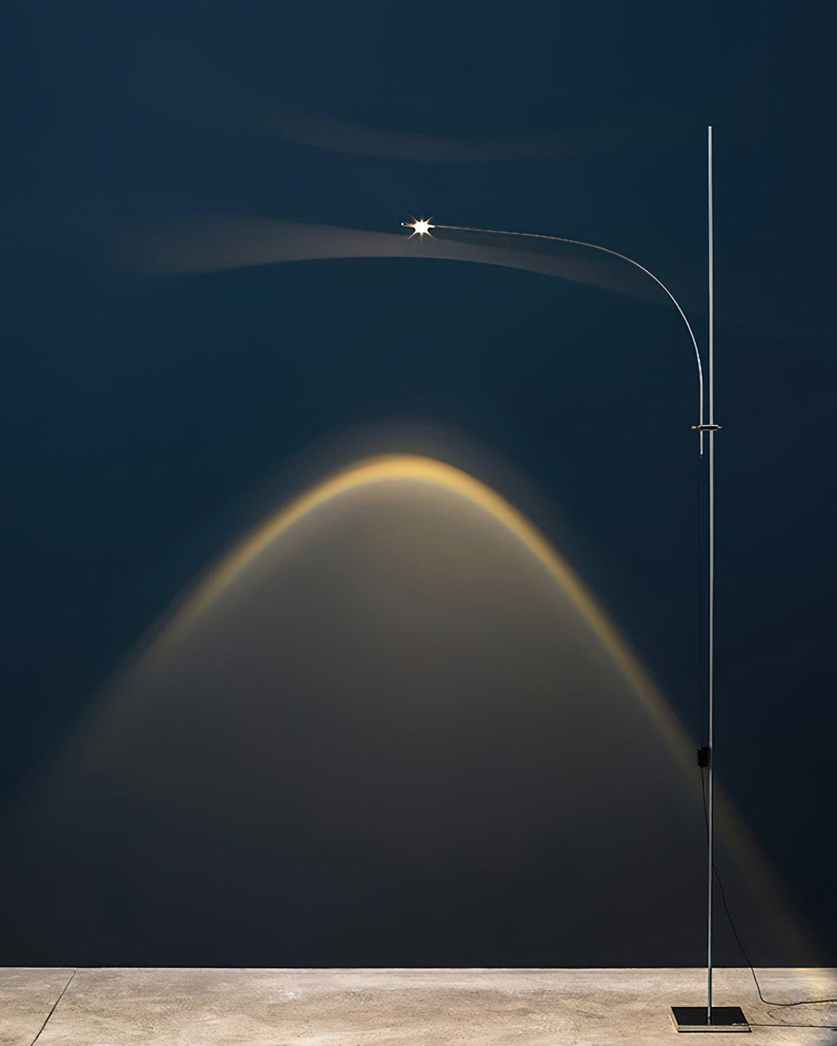 Zevenil minimalistyczna lampa stojąca