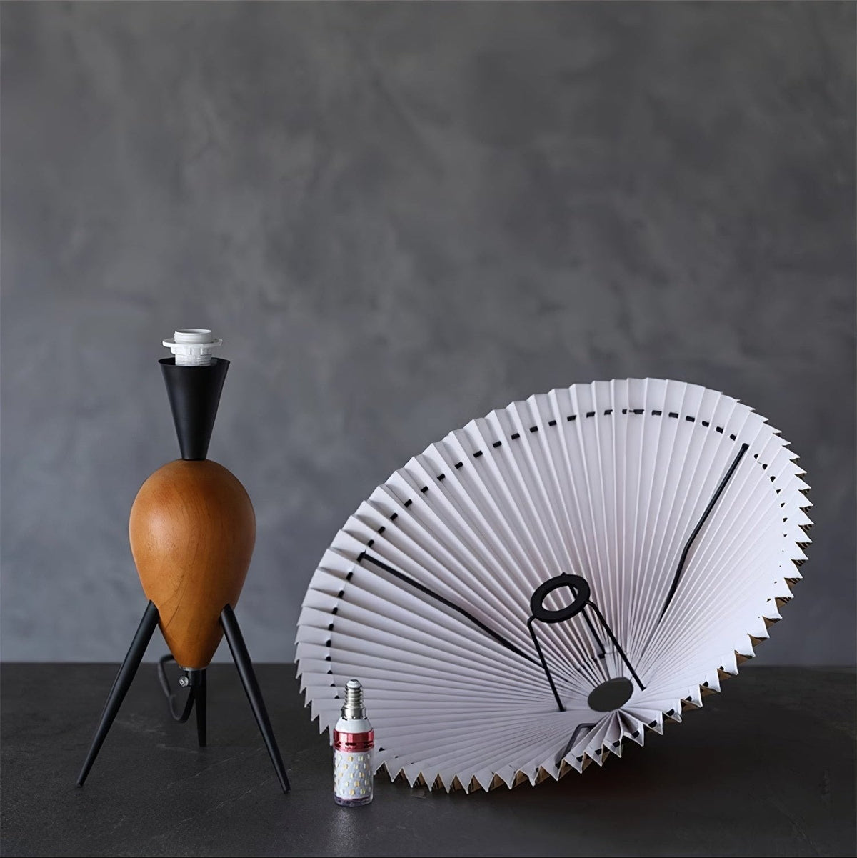Elyse retro lampa stołowa z drewna i płótna