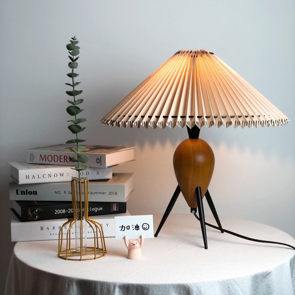 Elyse retro lampa stołowa z drewna i płótna