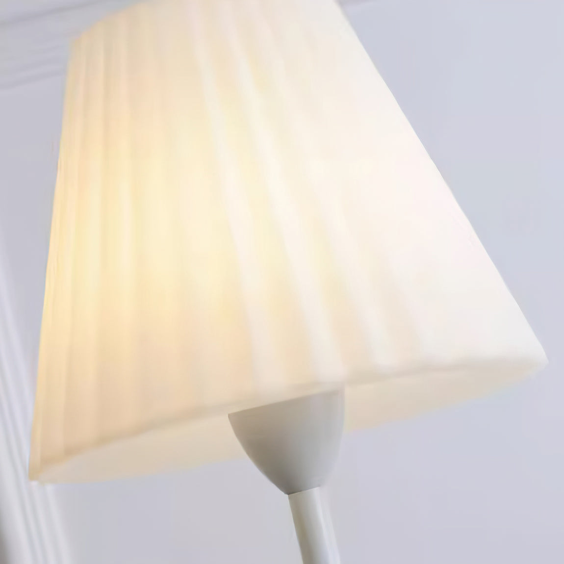 Pleaty lampa stojąca