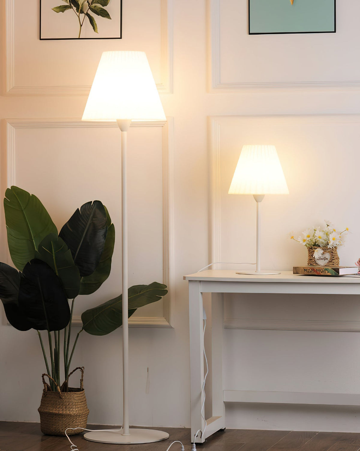 Pleaty lampa stojąca