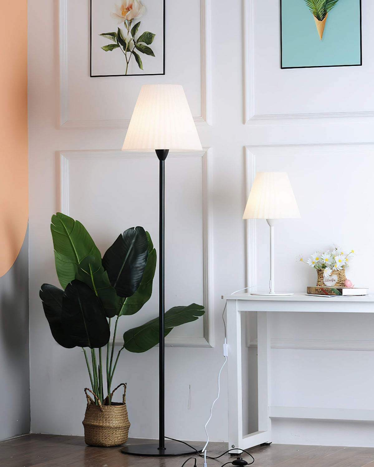 Pleaty lampa stojąca