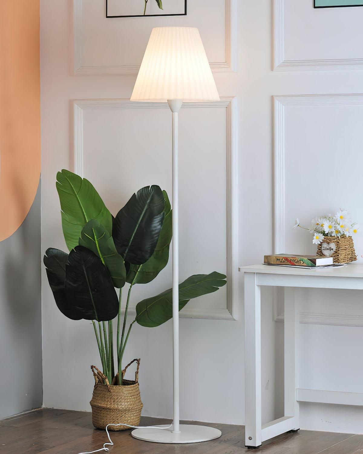 Pleaty lampa stojąca