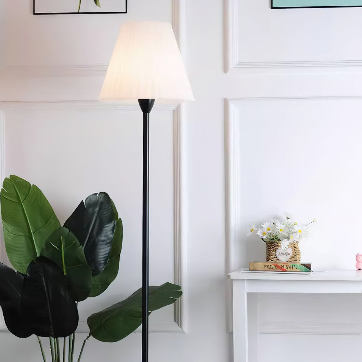 Pleaty lampa stojąca