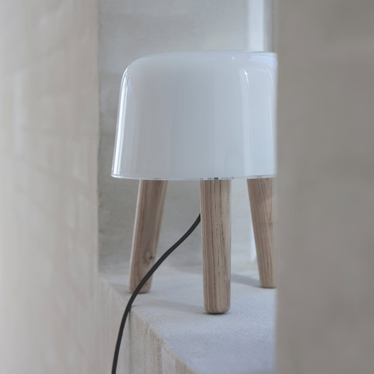 GlowPod lampa stołowa ze szkła i drewna w kolorze naturalnym & biała