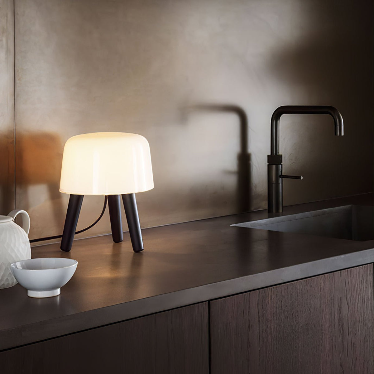 GlowPod lampa stołowa ze szkła i drewna w kolorze naturalnym & biała