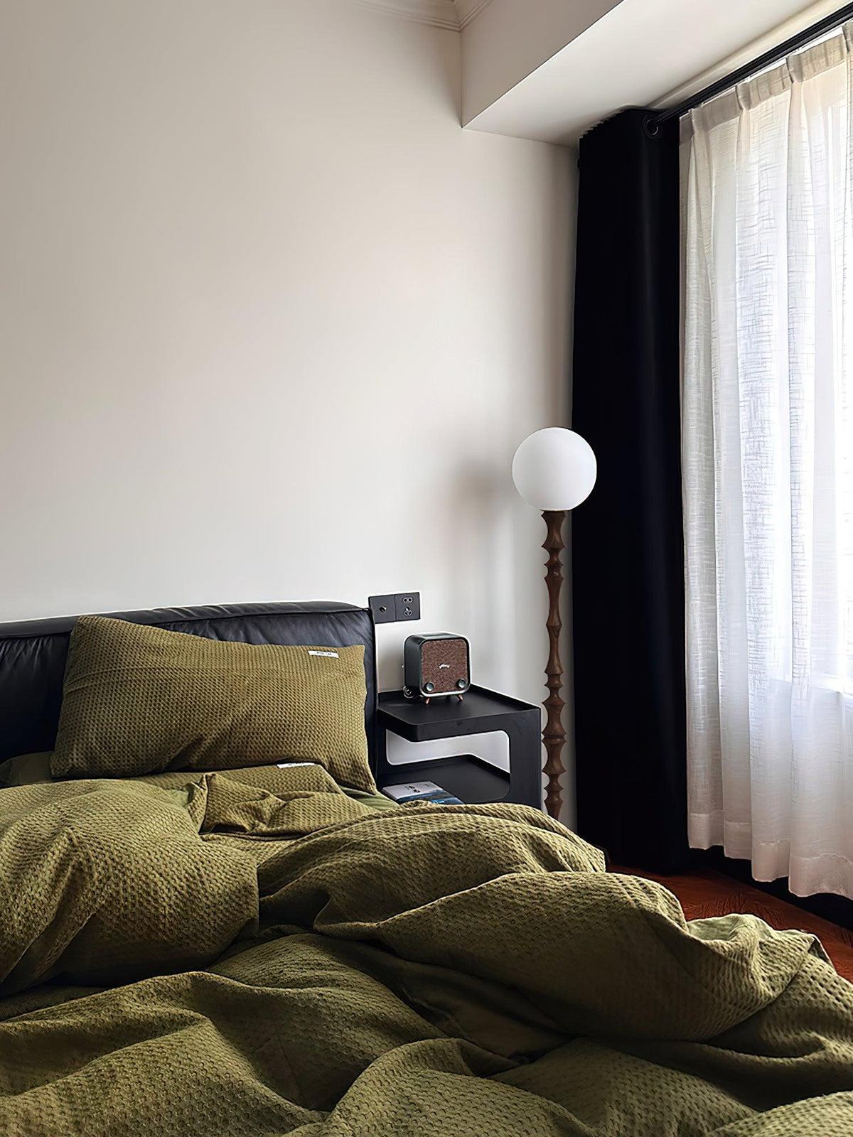 Vilten elegancka lampa stojąca z drewna