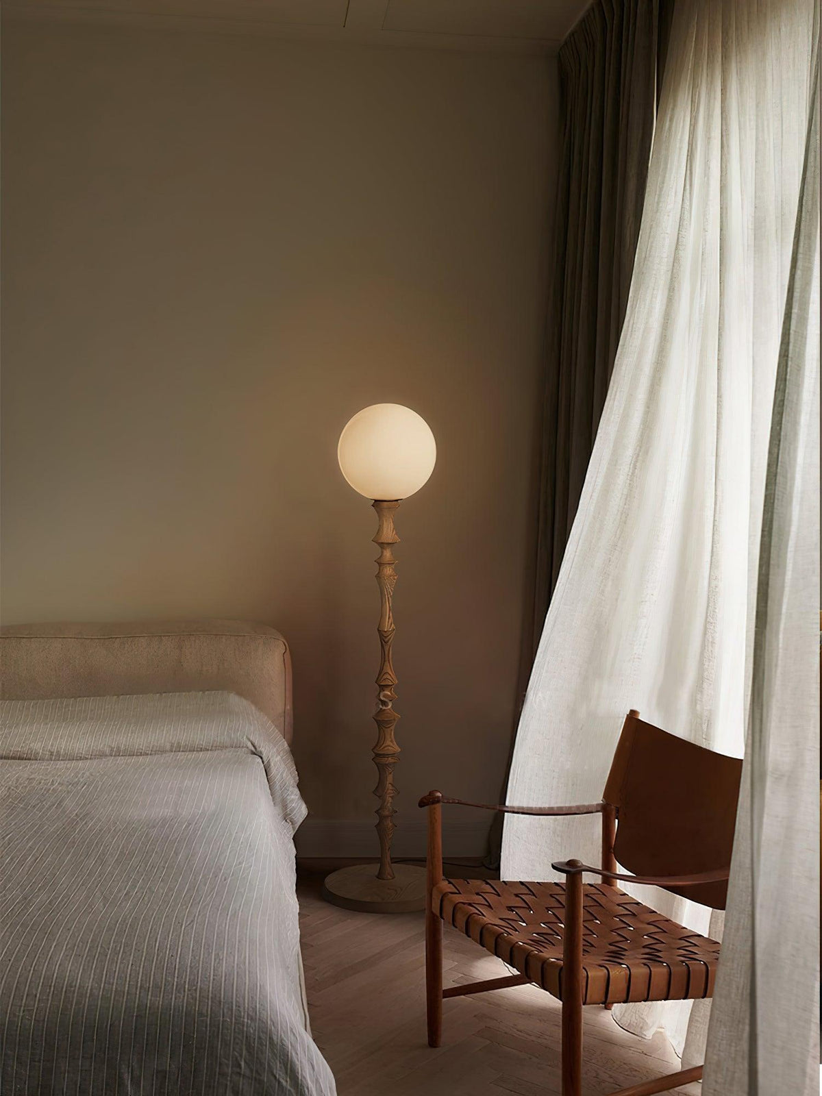 Vilten elegancka lampa stojąca z drewna