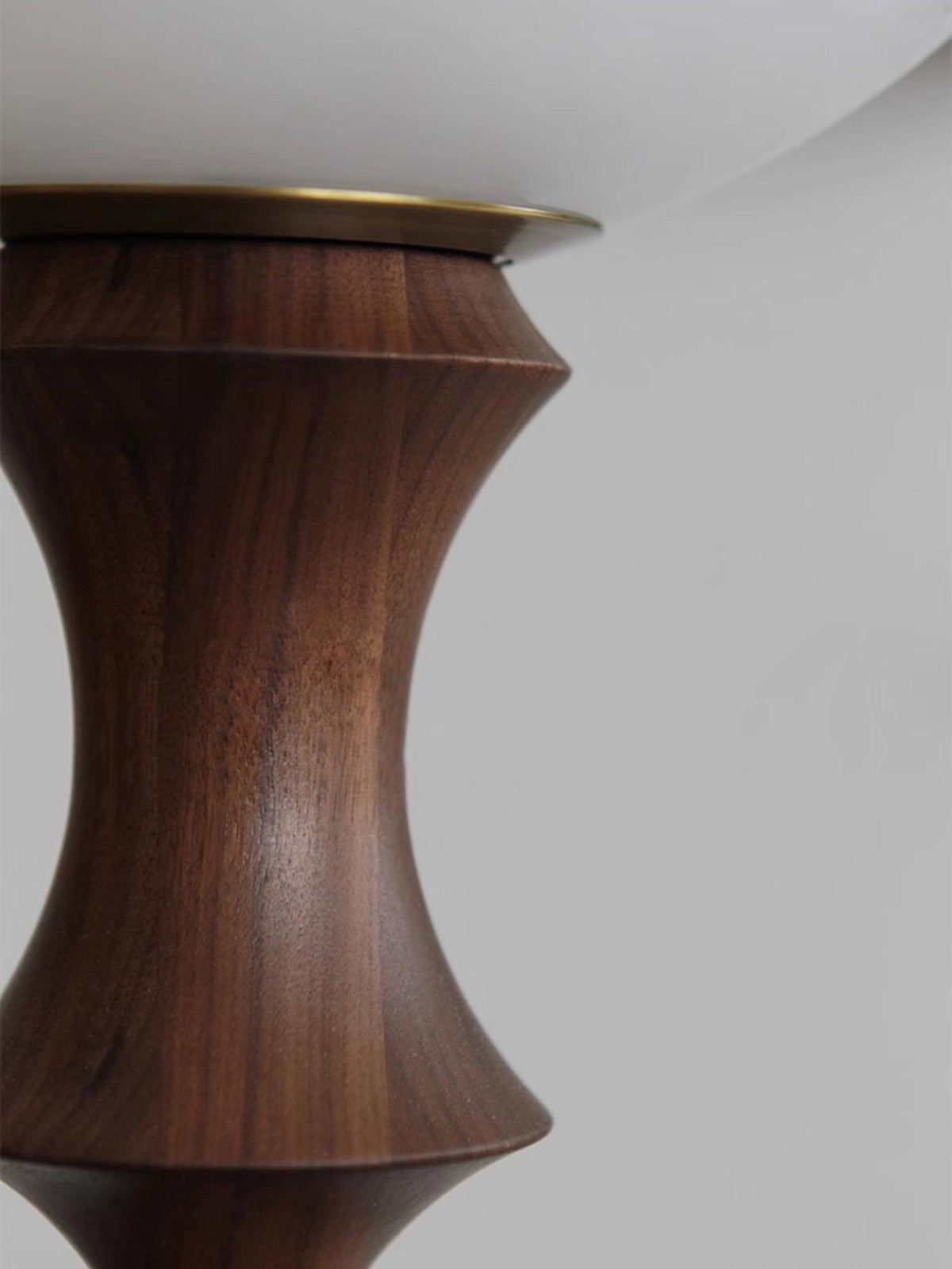Vilten elegancka lampa stojąca z drewna
