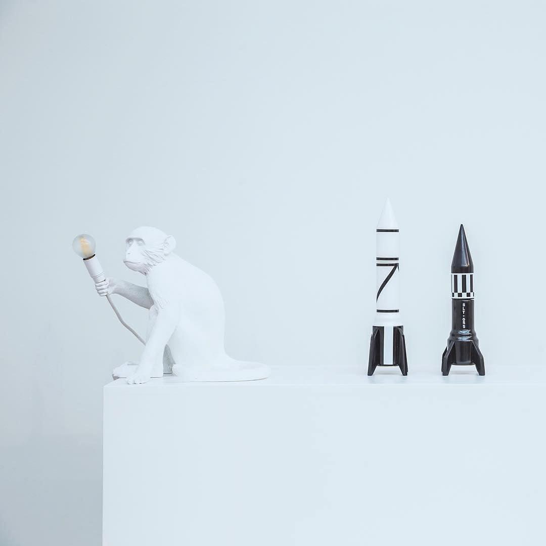 Nirielia lampa stołowa ze smolistego tworzywa sztucznego
