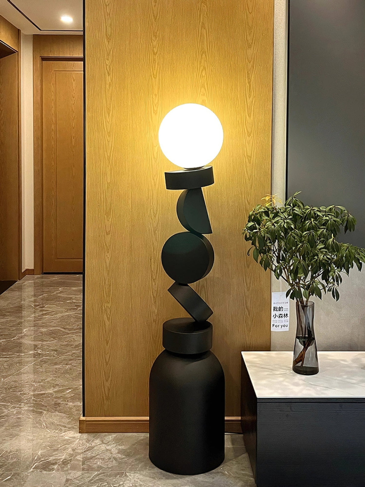 Calisine lampa stojąca Monolith Cube czarna podstawa