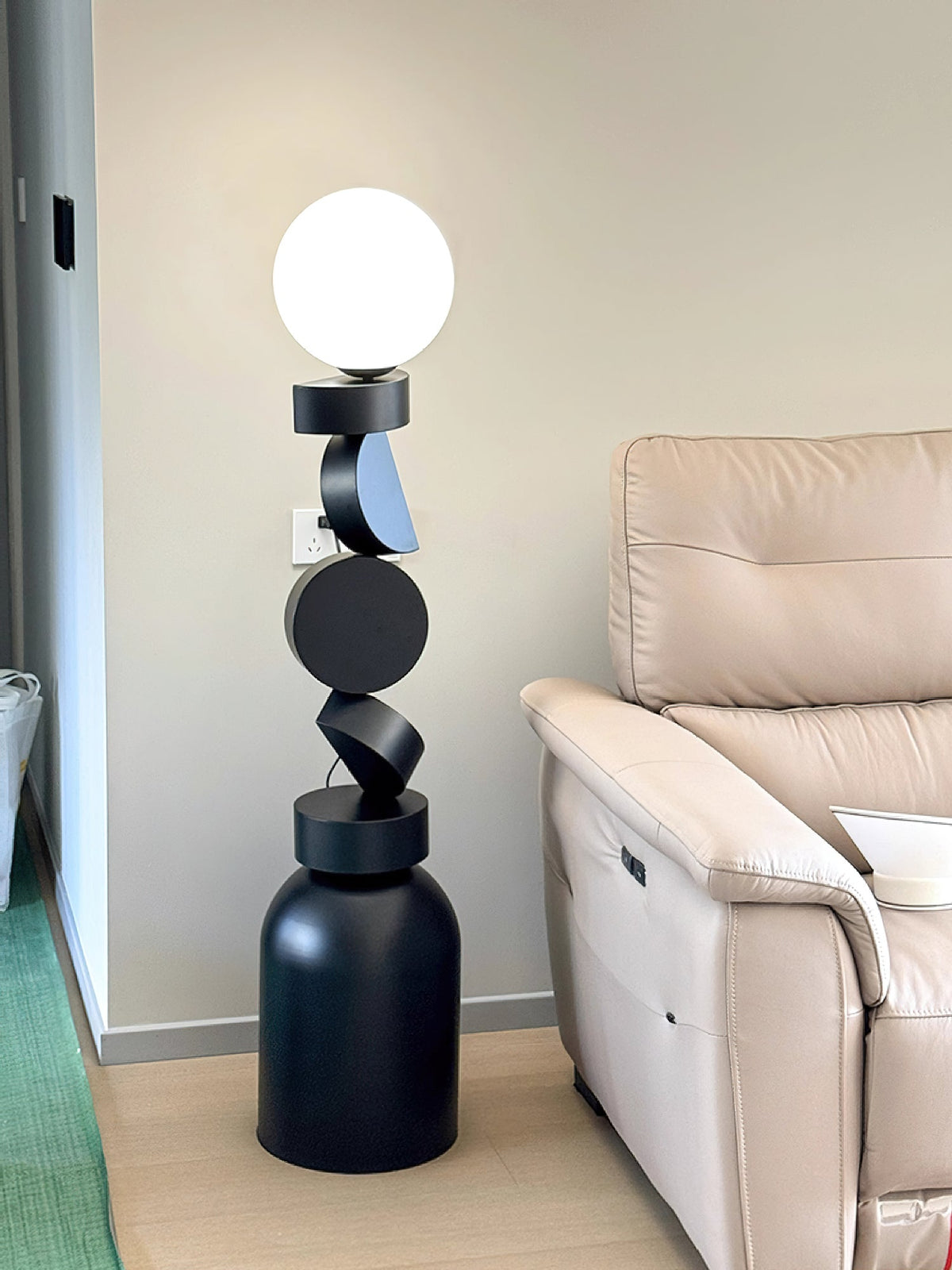 Calisine lampa stojąca Monolith Cube czarna podstawa