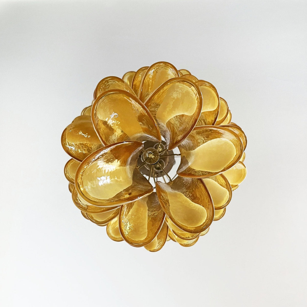 Lumenaine żyrandol ze szkła muranowego w kolorze karmelowym i białym Spiral Petals