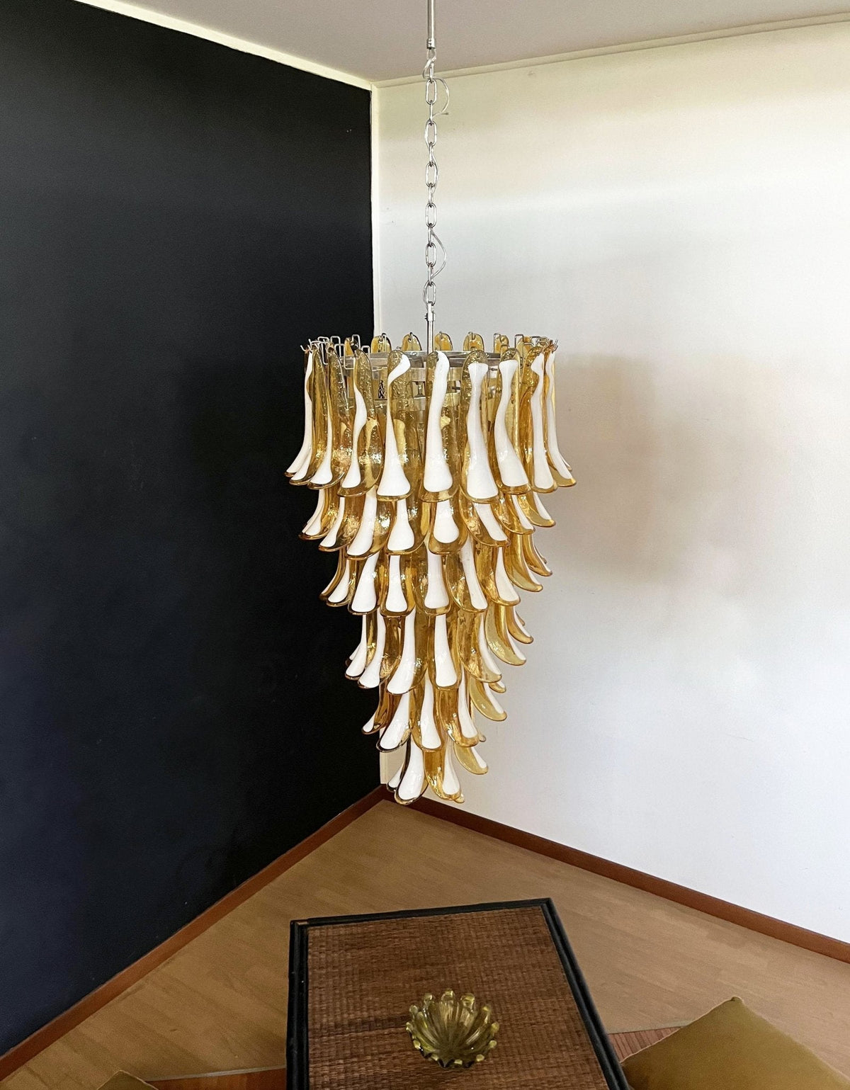 Lumenaine żyrandol ze szkła muranowego w kolorze karmelowym i białym Spiral Petals