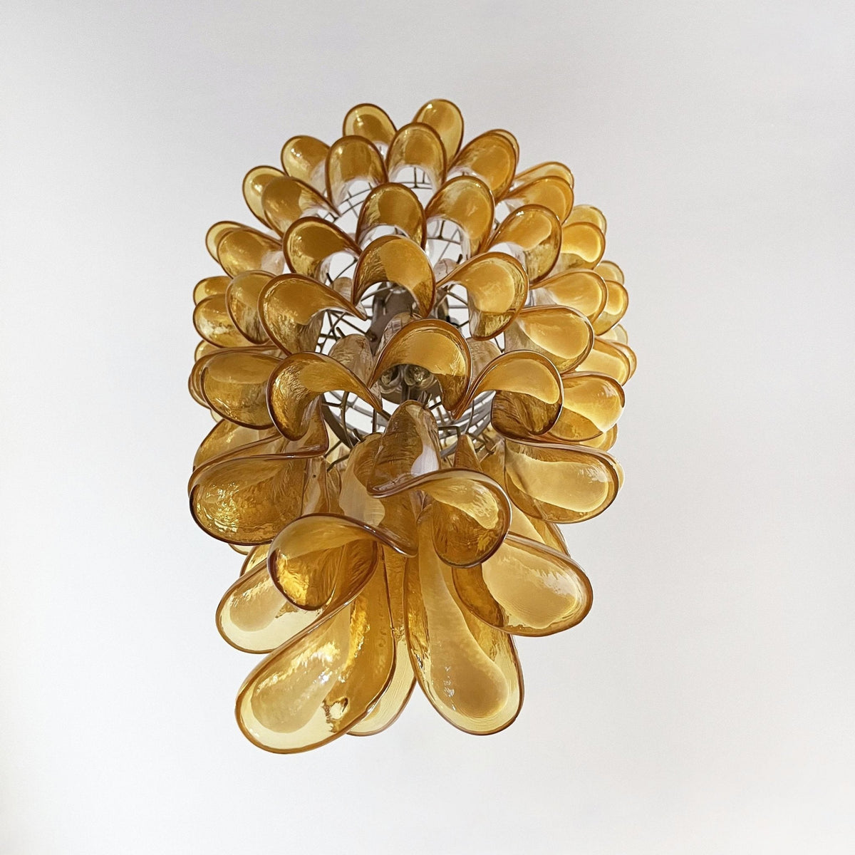 Lumenaine żyrandol ze szkła muranowego w kolorze karmelowym i białym Spiral Petals