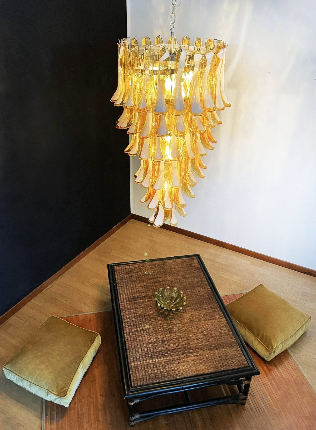 Lumenaine żyrandol ze szkła muranowego w kolorze karmelowym i białym Spiral Petals