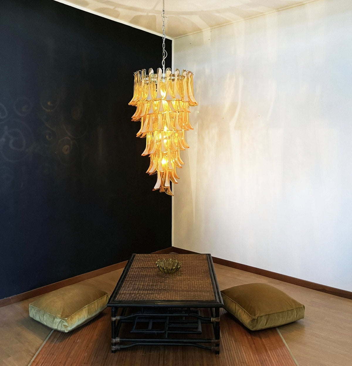 Lumenaine żyrandol ze szkła muranowego w kolorze karmelowym i białym Spiral Petals