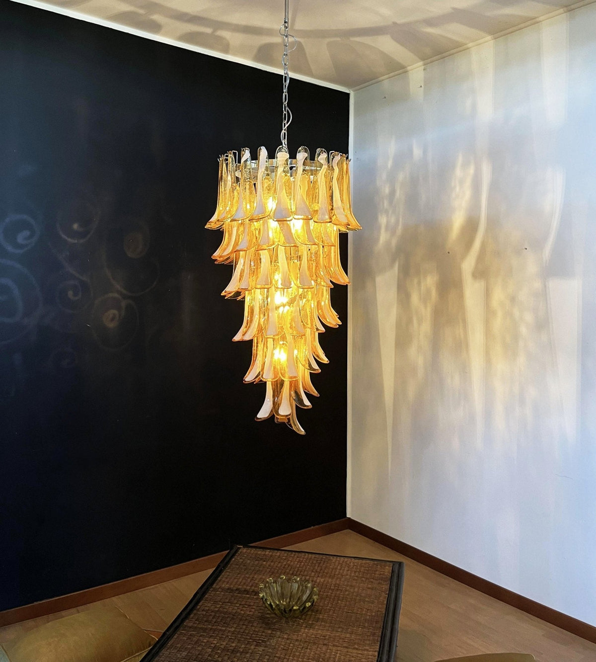 Lumenaine żyrandol ze szkła muranowego w kolorze karmelowym i białym Spiral Petals
